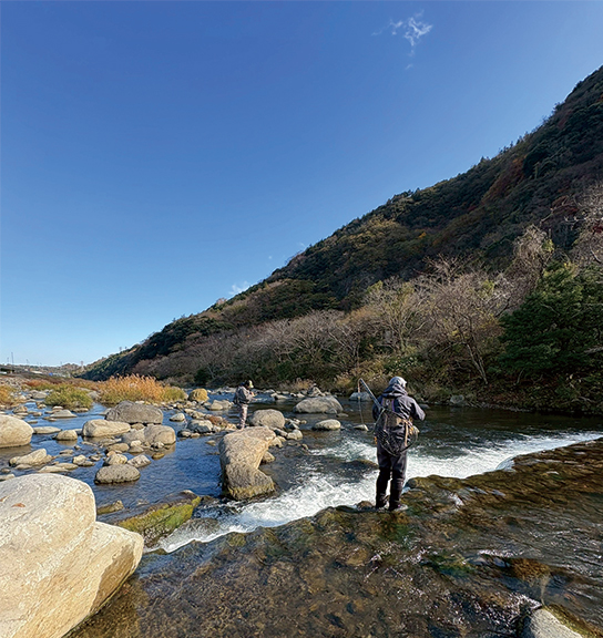 冬の渓に立つ箱根早川冬季C＆R