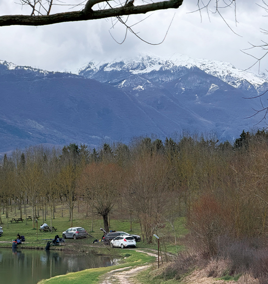 二つの湖、それぞれの戦略。