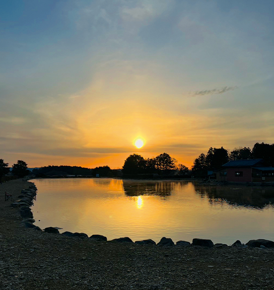 情報をつなぎ多彩な手で今を釣る。